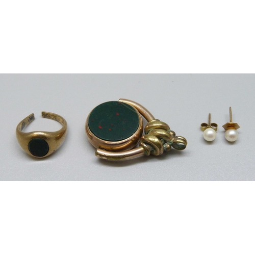 1008A - A 9ct gold ring, a/f, a pair of yellow metal and pearl studs, 5.5g gross and a plated spinning fob