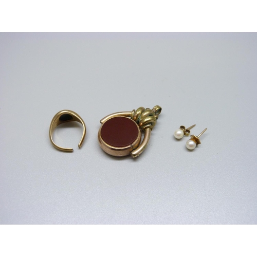 1008A - A 9ct gold ring, a/f, a pair of yellow metal and pearl studs, 5.5g gross and a plated spinning fob