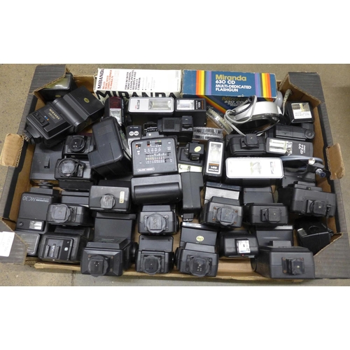 1200 - A box of over 30 camera flashguns, various makers **PLEASE NOTE THIS LOT IS NOT ELIGIBLE FOR POSTING... 