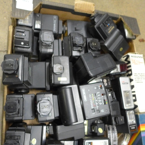 1200 - A box of over 30 camera flashguns, various makers **PLEASE NOTE THIS LOT IS NOT ELIGIBLE FOR POSTING... 