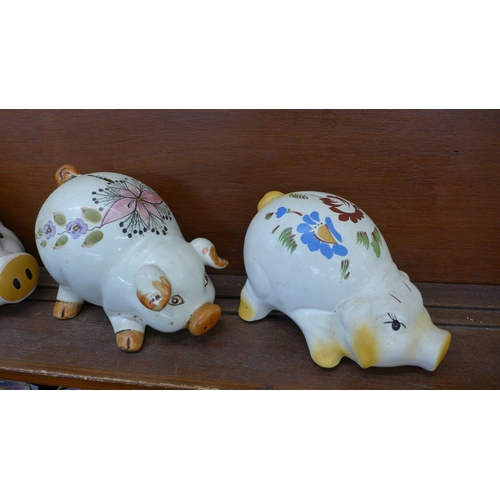 603 - Three graduated ceramic piggy banks