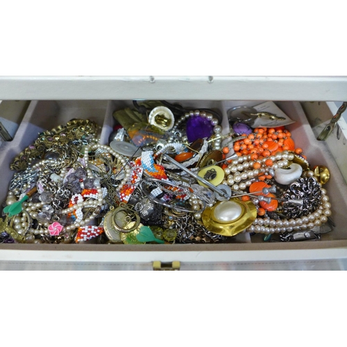 657 - A jewellery box of costume jewellery