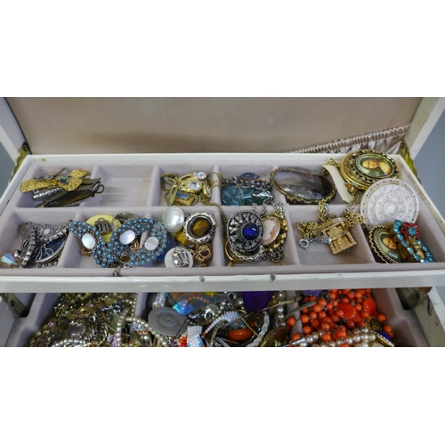 657 - A jewellery box of costume jewellery