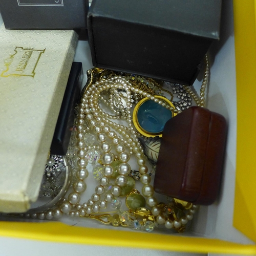 729 - A box of costume jewellery