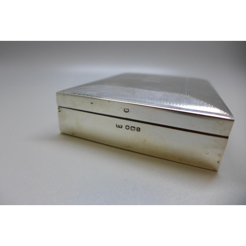 843 - A silver engine turned cigarette box, cedar lined, Sheffield 1935, Viners Ltd, 235g