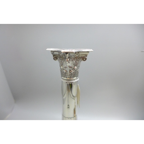 846 - A pair of Edwardian silver stop-fluted Corinthian column candlesticks, incurved canted beaded nozzle... 