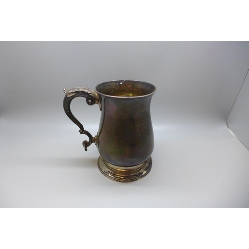 851 - A George III silver mug, London 1763, maker W.P, 413g