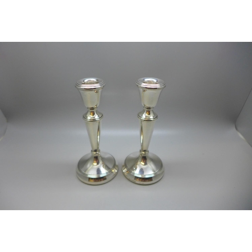 854 - A pair of silver candlesticks, Birmingham 1986, weighted bases, 270g