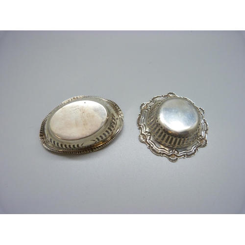 863 - Two silver pierced dishes, 32g