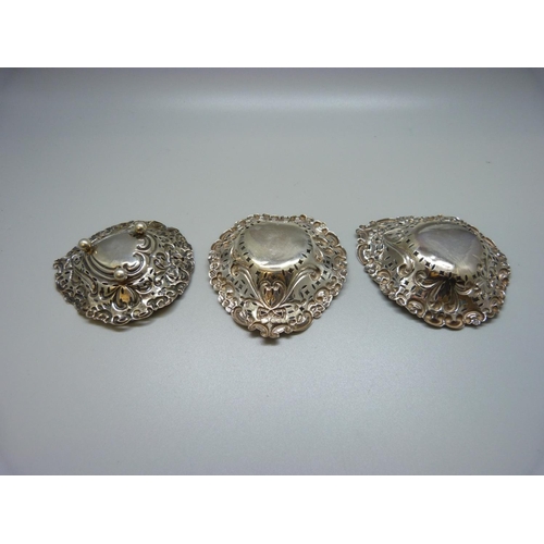 865 - A pair of silver embossed dishes and one other, 36g