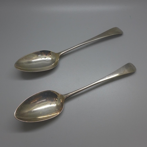 875 - A pair of George III silver spoons, London 1809, maker RE, 131g