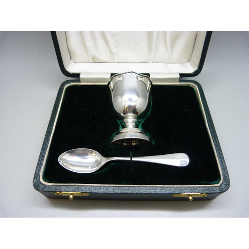 877 - A silver egg cup set, Birmingham 1972, 41g, cased