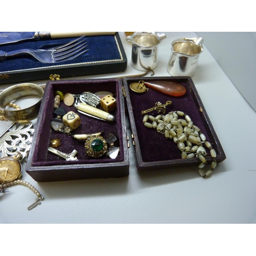 885 - A cased fish knife and fork, plated napkin rings and jewellery