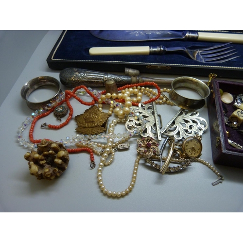 885 - A cased fish knife and fork, plated napkin rings and jewellery