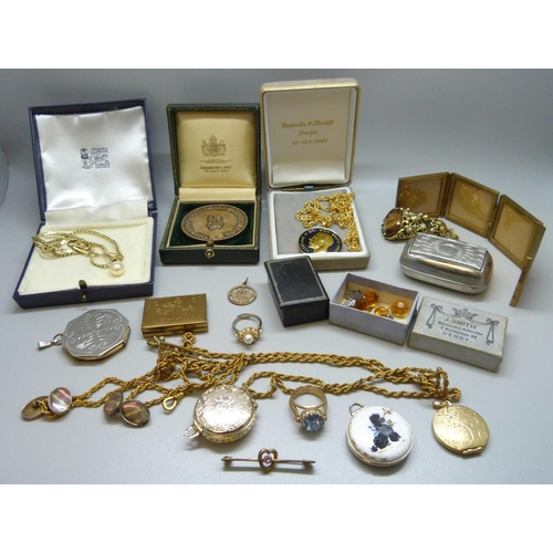 899 - Assorted jewellery, etc.