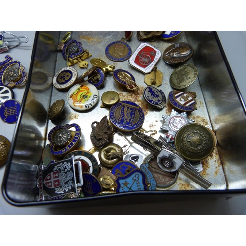 903 - Badges, buttons, etc.