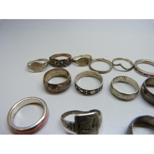 922 - Thirty silver rings, 81g