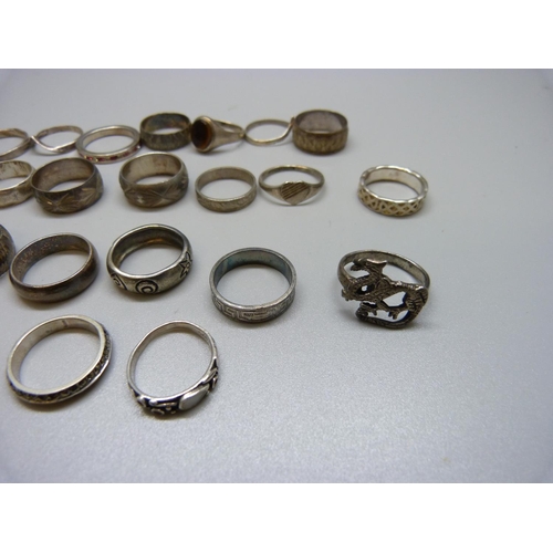 922 - Thirty silver rings, 81g