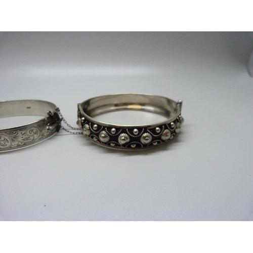 931 - Three silver bangles, 93g