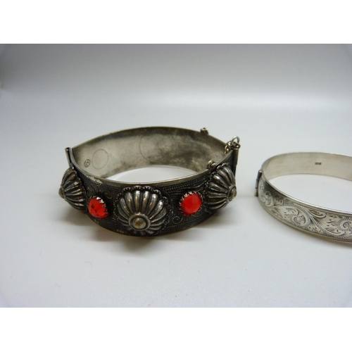 931 - Three silver bangles, 93g