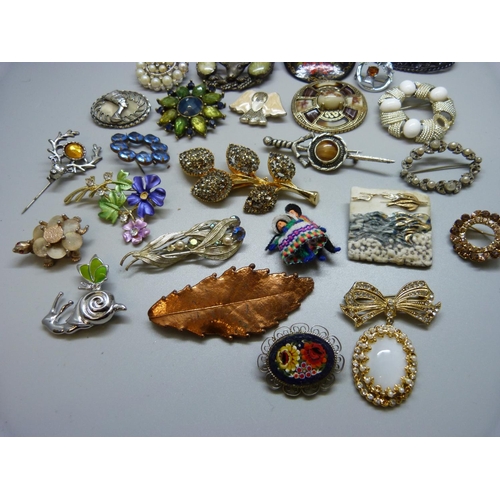 938 - Twenty-five costume brooches