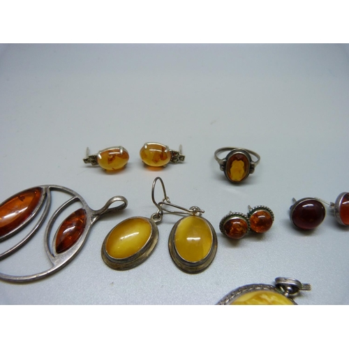 939 - Silver and amber set jewellery