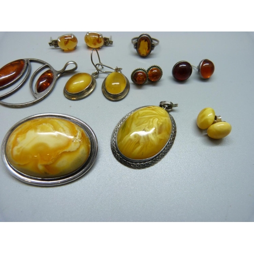 939 - Silver and amber set jewellery