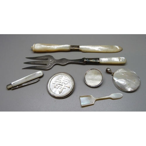 940 - A mother of pearl knife, mother and pearl and silver pendant, brooches, pocket knife with silver bla... 