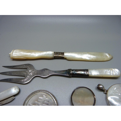 940 - A mother of pearl knife, mother and pearl and silver pendant, brooches, pocket knife with silver bla... 