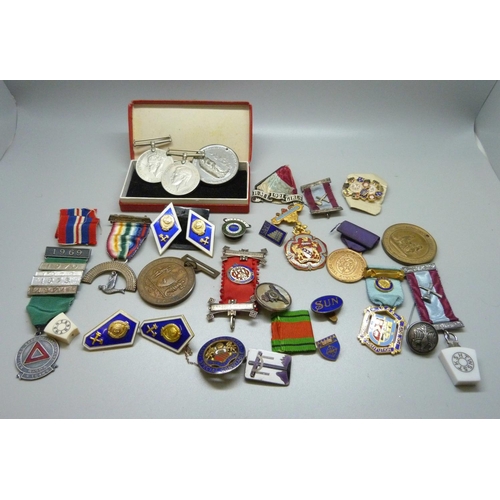 946 - Assorted medals, medallions and badges