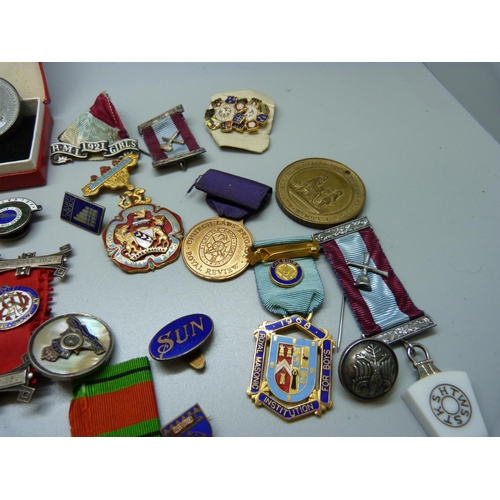 946 - Assorted medals, medallions and badges