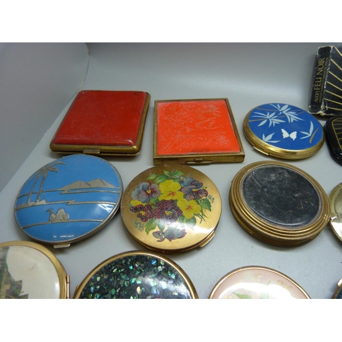 947 - Powder compacts, etc.