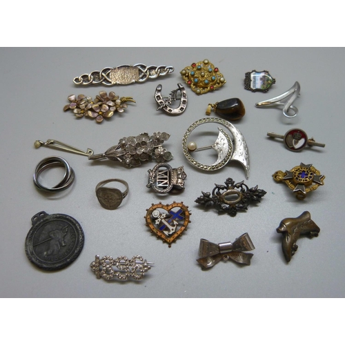 950 - Vintage jewellery and badges