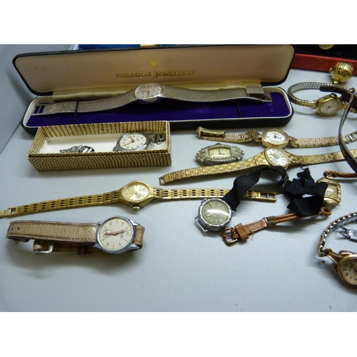 957 - Lady's mechanical wristwatches and pendant watches