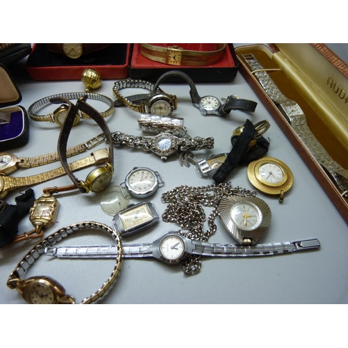 957 - Lady's mechanical wristwatches and pendant watches