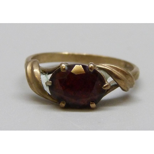 974 - A 9ct gold and garnet ring, 1.9g, O