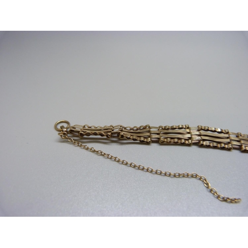 979 - A 9ct gold gate bracelet, 7.2g