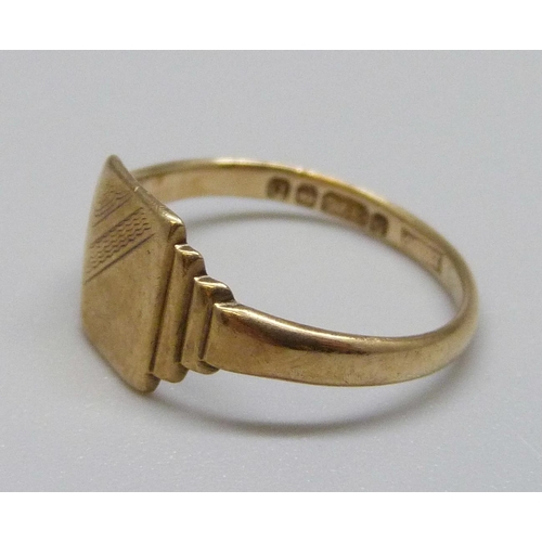 990 - A 9ct gold ring, 1.5g, K