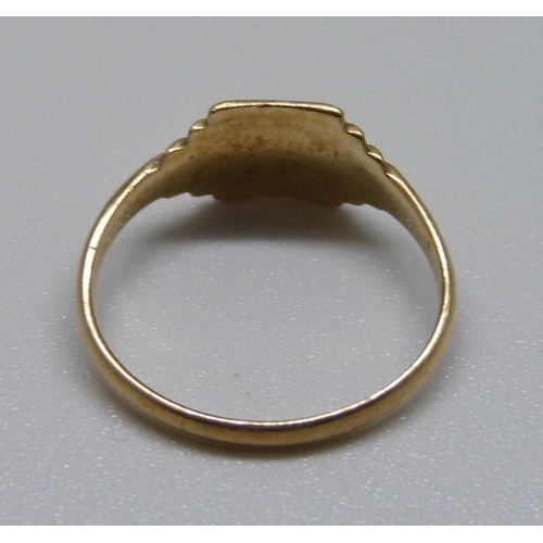 990 - A 9ct gold ring, 1.5g, K