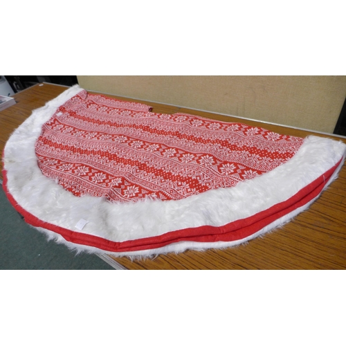 3027 - 2 Christmas tree skirts