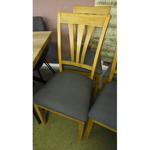 1531 - A set four oak dining chairs