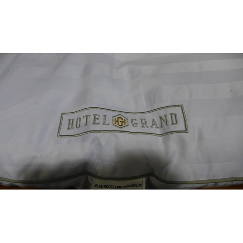 3174 - Hotel Grand Down Roll 2Pk jumbo pillow  (276-75)  * This lot is subject to vat