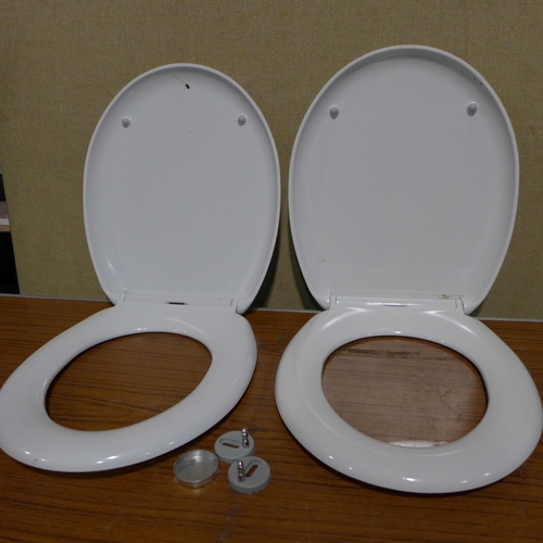 3175 - 2 x Hush Soft-Close Toilet Seats (276-31,32) * This lot is subject to VAT