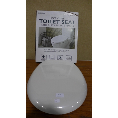 3176 - 2 x Hush Soft-Close Toilet Seats (276-33,35) * This lot is subject to VAT