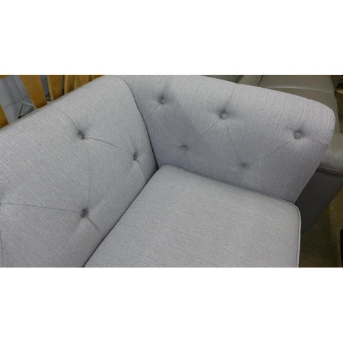 1527 - A grey upholstered buttoned three seater sofa