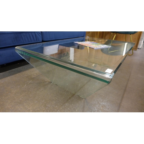 1543 - A glass coffee table