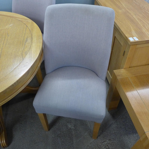 1654 - A circular oak extending dining table and four dining chairs