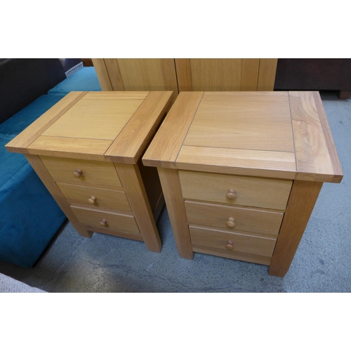 1661 - An oak double wardrobe and a pair of bedside chests