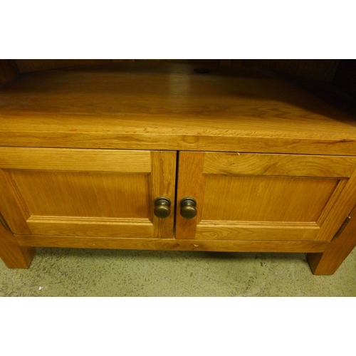 1673 - An oak corner TV stand