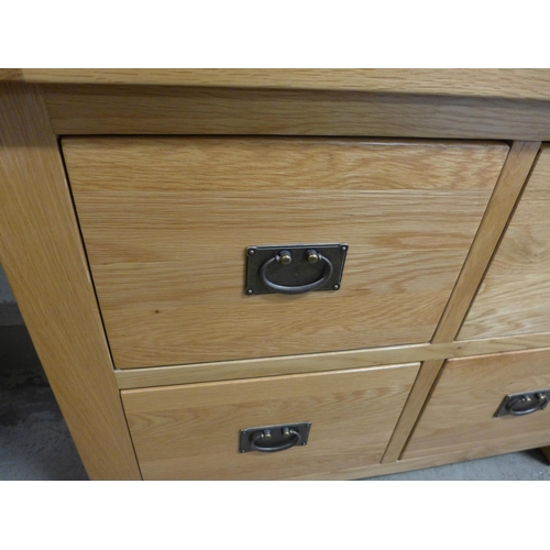 1675 - An oak four drawer chest